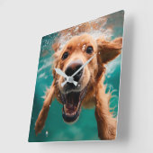 Happy Golden Retriever Schwimmen unter Wasser Quadratische Wanduhr (Winkel)