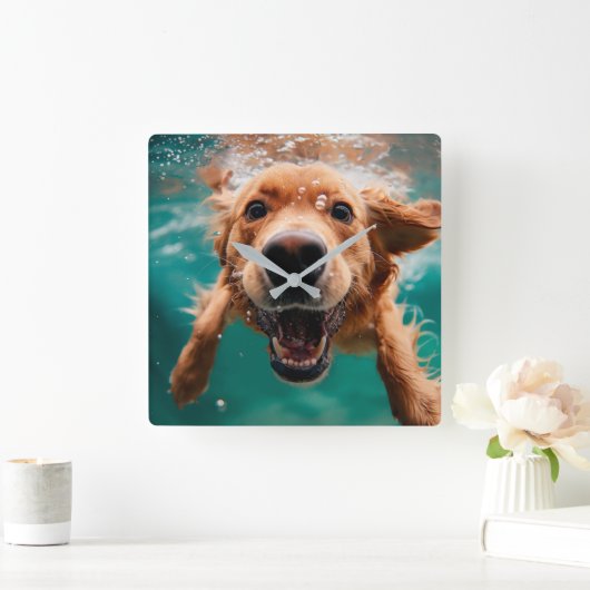 Happy Golden Retriever Schwimmen unter Wasser Quadratische Wanduhr (Zuhause)