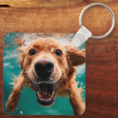Happy Golden Retriever Schwimmen unter Wasser Schlüsselanhänger (Rückseite)