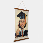 Happy Graduate, der ein Thumbs Up gibt Wandteppich Mit Holzrahmen (Gewinkelt)