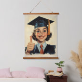 Happy Graduate, der ein Thumbs Up gibt Wandteppich Mit Holzrahmen (Schlafzimmer)