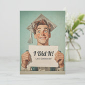 Happy Graduate Holding Einladung (Stehend Vorderseite)