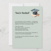 Happy Graduate Holding Einladung (Rückseite)