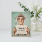 Happy Graduate Holding Einladung Postkarte (Stehend Vorderseite)