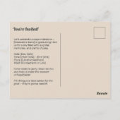 Happy Graduate Holding Einladung Postkarte (Rückseite)