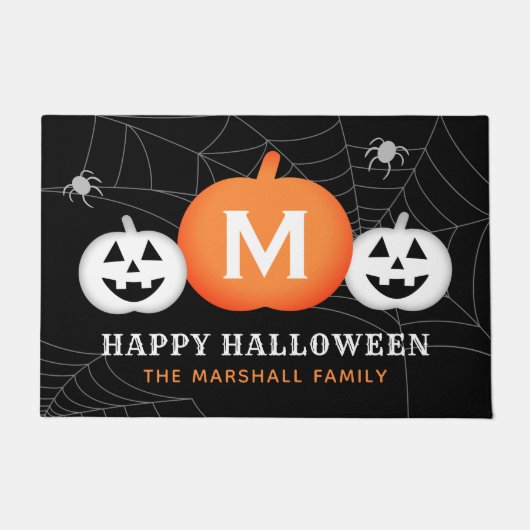 Happy Halloween Custom Monogram Initial Pumpkins Fußmatte (Vorderseite)