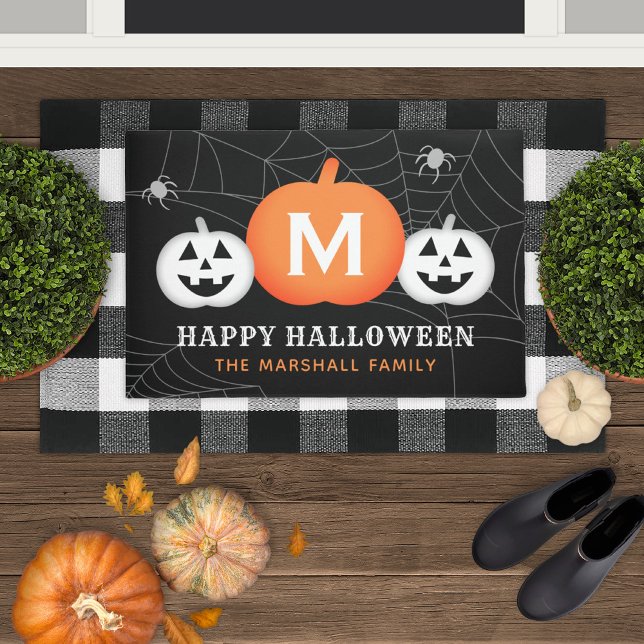 Happy Halloween Custom Monogram Initial Pumpkins Fußmatte (Von Creator hochgeladen)