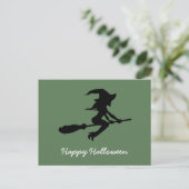 Happy Halloween, Hexe auf Broomstick Einladungspostkarte (Stehend Vorderseite)