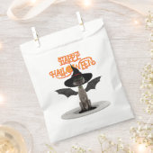 Happy Halloween. Katze mit Flügeln und Hexenhut Geschenktütchen (Ausgeschnitten)