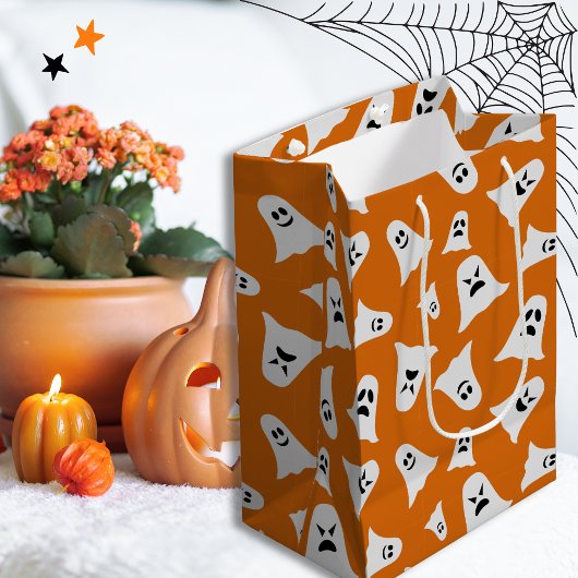 Happy Halloween niedlicher Geist mit orangefarbene Mittlere Geschenktüte