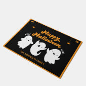Happy Halloween Orange Black Ghosts Monogram Name Fußmatte (Schrägansicht)