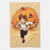 Happy Halloween Pumpkin Chasing Young Boy Geschirrtuch (Vertikal)