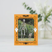 Happy Halloween Skeleton Feiertagspostkarte (Stehend Vorderseite)