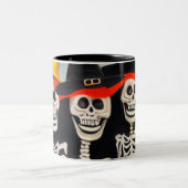 Happy Halloween Skeletons Zweifarbige Tasse (Mittel)