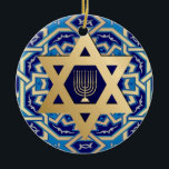 Happy Hanukka! Star von David und Menorah Geschenk Keramik Ornament<br><div class="desc">Happy Hanukkah | Happy Chanukah. Gold Foil Star von David und Menorah Design Hanukkah Geschenkschmuck mit personalisiertem Text und Jahr. Matching Karten und Geschenke verfügbar in der jüdischen Ferien / Hanukkah Kategorie unseres Stores.</div>