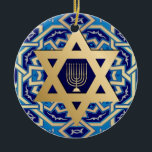 Happy Hanukka! Star von David und Menorah Geschenk Keramik Ornament<br><div class="desc">Happy Hanukkah | Happy Chanukah. Gold Foil Star von David und Menorah Design Hanukkah Geschenkschmuck mit personalisiertem Text und Jahr. Matching Karten und Geschenke verfügbar in der jüdischen Ferien / Hanukkah Kategorie unseres Stores.</div>