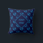HAPPY HANUKKAH | ח נ ו כ ה ש מ ח | Dreidel NAVY CY Kissen<br><div class="desc">Stilvolle Mitternachtsnacht blau THROW PILLOW zum Feiern von HANUKKAH. Navy und cyan blauen Thema mit allen über cyan DREIDEL Print. Auf der Vorderseite gibt es personalisierbaren Platzhalter-Text, der auf hebräisch HANUKKAH BLESSINGS steht, auf der Rückseite, sodass Sie mit Ihrem eigenen Gruß und/oder Namen personalisieren können. Andere Versionen in der HANUKKAH...</div>