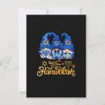 Happy Hanukkah 2022 Gnome Menorah Dreidel Kostüm Einladung<br><div class="desc">Gnomes Erntedank Halloween Frohe Weihnachten und Happy Hallothanksmas Outfit ist Geschenk für Jungen,  Mädchen,  Kinder,  Mama,  Papa,  Oma,  Männer,  Frauen,  Lehrer. Oktober,  November und Dezember,  Mix aus Winter und Herbst! Feiern Sie Ihren Urlaub mit Freunden und Familie</div>