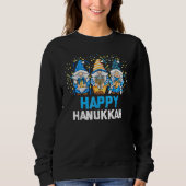 Happy Hanukkah 2022 Three Gnome Menorah Dreidel Co Sweatshirt (Vorderseite)