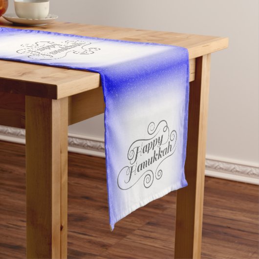 Happy Hanukkah 2-Tönige Blue White Background Kurzer Tischläufer (Beispiel)