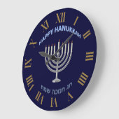 Happy Hanukkah auf Englisch und Hebräisch Große Wanduhr (Winkel)