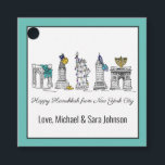 Happy Hanukkah aus New York City NYC Chanukah Geschenkanhänger<br><div class="desc">Design zeigt eine originelle Marker-Illustration von New York City "gekleidet" für die Feriensaison. Persönlich für ein lustiges Urlaubsgeschenk oder Gastgeschenk. Dieses Design ist auch auf anderen Produkten erhältlich. Auch die Gestaltung der Projekte wird koordiniert. Sehen Sie nicht, wonach Sie suchen? Kontaktieren Sie Rebecca, um etwas für Sie entworfen zu haben....</div>