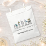 Happy Hanukkah aus New York City NYC Chanukah Geschenktütchen<br><div class="desc">Design zeigt eine originelle Marker-Illustration von New York City "gekleidet" für die Feriensaison. Persönlich für ein lustiges Urlaubsgeschenk oder Gastgeschenk. Dieses Design ist auch auf anderen Produkten erhältlich. Auch die Gestaltung der Projekte wird koordiniert. Sehen Sie nicht, wonach Sie suchen? Kontaktieren Sie Rebecca, um etwas für Sie entworfen zu haben....</div>