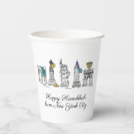 Happy Hanukkah aus New York City NYC Chanukah Pappbecher<br><div class="desc">Im Design finden Sie eine originelle Bridge-und-Tinte-Illustration verschiedener New Yorker Sehenswürdigkeiten, darunter die Freiheitsstatue, den Washington Square Arch und die Brooklyn Bridge, die für die Feriensaison "gekleidet" ist. Ideal um Hanukkah und die jüdischen Feiertage zu feiern. Dieses NYC Design ist auch auf anderen Produkten erhältlich. Auch die Koordination von Chanukah...</div>