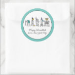 Happy Hanukkah aus New York City NYC Chanukah Runder Aufkleber<br><div class="desc">Im Design finden Sie eine originelle Bridge-und-Tinte-Illustration verschiedener New Yorker Sehenswürdigkeiten, darunter die Freiheitsstatue, den Washington Square Arch und die Brooklyn Bridge, die für die Feriensaison "gekleidet" ist. Ideal um Hanukkah und die jüdischen Feiertage zu feiern. Dieses NYC Design ist auch auf anderen Produkten erhältlich. Auch die Koordination von Chanukah...</div>