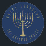 Happy Hanukkah 'Blue Gold Menorah Holiday Runder Aufkleber<br><div class="desc">Auf diesem Aufkleber befindet sich eine goldfarbene Menorah auf einem marineblau-blauen Hintergrund. Die Nachricht darüber lautet "Happy Hanukkah". Unter der Menorah ist ein Platz für Ihren Familiennamen,  den Sie personalisieren oder entfernen können,  wenn Sie möchten.</div>