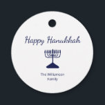 Happy Hanukkah Blue Menorah Geschenkanhänger<br><div class="desc">Happy Hanukkah Holiday Party Gunst Tag,  mit einem einfachen blauen Menorah und Schrift Typografie Design. Mit einer weißen,  anpassbaren Schrift können Sie Ihren eigenen Text hinzufügen. Eine tolle Art,  mit Freunden und Lieben zu feiern.</div>