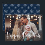 Happy Hanukkah Brush Lettering Foto Feiertagskarte<br><div class="desc">Happy Hanukka! Senden Sie Urlaubswünsche und Grüße mit dieser rustikalen Urlaubskarte. Es zeigt 'Happy Hanukkah' in der Pinselhandschrift. Personalisieren Sie diese Urlaubskarte,  indem Sie Ihr Lieblings-Foto,  Gruß,  Namen und andere Details hinzufügen. Erhältlich als Flachkarte,  gefaltete Karte und Postkarte.</div>