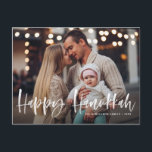 Happy Hanukkah Brush Lettering Overlay Foto Feiertagspostkarte<br><div class="desc">Happy Hanukka! Senden Sie Urlaubswünsche und Grüße mit dieser rustikalen Urlaubspostkarte. Es zeigt 'Happy Hanukkah' in der Pinselhandschrift. Personalisieren Sie diese Urlaubskarte,  indem Sie Ihr Lieblings-Foto,  Gruß,  Namen und andere Details hinzufügen. Erhältlich als Flachkarte,  gefaltete Karte und Postkarte.</div>