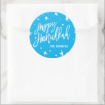 Happy Hanukkah Brush Script Individuelle Name Runder Aufkleber<br><div class="desc">Ideal für Geschenke und Geschenke,  die diese Hanukka verpacken,  verwenden Sie diese festlichen Urlaubsticker,  personalisiert mit Ihrem Namen. Brauchen Sie Hilfe bei der Anpassung? Senden Sie uns eine E-Mail an hello@christiekelly.com für kostenlosen Support.</div>