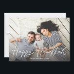 Happy Hanukkah Brush Script Modernes Foto Feiertagskarte<br><div class="desc">Diese personalisierte Hanukkah-Fotokarte verfügt über ein modernes und kühn gestaltetes Pinselskript für Ihr Foto. Die Rückseite weist ein Pinselpunktmuster auf.</div>