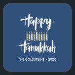 Happy Hanukkah Candles blau gelben Sonderurlaub Quadratischer Aufkleber<br><div class="desc">Siegel Sie Hanukkah Mailing oder Ihr Geschenk für den Urlaub mit diesen lustigen Aufklebern mit "Happy Hanukkah" in modernen gebürsteten Typografie und eine Dekoration von Kerzen in gelb und blau. Fügen Sie mithilfe der Vorlage Ihren Namen oder Ihre Nachricht hinzu</div>