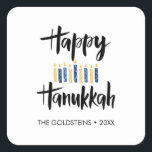 Happy Hanukkah Candles blau gelben Sonderurlaub Quadratischer Aufkleber<br><div class="desc">Siegel Sie Hanukkah Mailing oder Ihr Geschenk für den Urlaub mit diesen lustigen Aufklebern mit "Happy Hanukkah" in modernen gebürsteten Typografie und eine Dekoration von Kerzen in gelb und blau. Fügen Sie mithilfe der Vorlage Ihren Namen oder Ihre Nachricht hinzu</div>