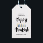 Happy Hanukkah Candles Zollferien Geschenkanhänger<br><div class="desc">Niedliche und lustige Happy Hanukkah in handgeschriebenem Stil Pinseltypografie und Kerzen in den Schattierungen von Blues und Gelb. Geschenketiketten sind perfekt für diese Feriensaison Geschenke Bedürfnisse. Diese Etiketten sind ideal für Weinflaschen,  Kekse oder andere hausgemachte Leckereien. Karten kehren zu einem Sternmuster eines koordinierten blauen Hintergrunds zurück.</div>
