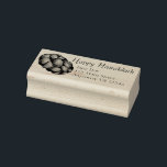 Happy Hanukkah Chanukah Challah Broad Loaf Adresse Gummistempel<br><div class="desc">Die Briefmarke aus Gummi zeigt eine originelle Marker-Abbildung eines Laibs von herausforderndem Brot. Perfekt für Hanukkah! Personalisieren Sie sich einfach mit Ihren Adressdaten.</div>