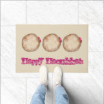 Happy Hanukkah Chanukah Jelly Donut Doughnut Food Fußmatte<br><div class="desc">Begrüßungsmatte zeigt eine originelle Marker-Illustration eines Geleetts,  mit HAPPY HANUKKAH in einem lustigen Schriftart. Ideal für Hanukkah Urlaub dekoriert! Dieses Design ist auch auf anderen Produkten erhältlich. Sehen Sie nicht,  wonach Sie suchen? Brauchen Sie Hilfe bei der Anpassung? Kontaktieren Sie Rebecca,  um etwas für Sie entworfen zu haben.</div>