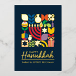 Happy Hanukkah / Chanukah Jüdischer Grußformel Folien Feiertagskarte<br><div class="desc">Happy Hanukkah / Chanukah Modern Geometric Holiday Grüße in Real Gold Foil auf Dark Navy. Menorah, Dreidel, Donuts, Stars & Olivenöl... Sie sind alle hier. Jewish Hanukkah Symbols Space, um Ihren personalisierten Text auf der Vorderseite und umgekehrt hinzuzufügen. Hebräisch auf der anderen Seite sagt: "Chanukah Sameach" — Happy Hanukkah. Dieses...</div>
