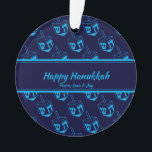 HAPPY HANUKKAH Customized Dreidel Blue Cyan Ornament<br><div class="desc">Stilvolles,  elegantes Dekor für Ihre HANUKKAH Dekoration. Design zeigt einen zyandreidel-Druck in einem gefliesten Muster mit anpassbarem Platzhaltertext,  den Sie durch Ihre eigene Gruß- und Textauswahl ersetzen können. Die Farbe ist Mitternachtsblau und Zyan. Andere Versionen sind verfügbar. Entsprechende Artikel finden Sie in der HANUKKAH Kollektion von Berean Designs.</div>