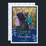 Happy Hanukkah Dark Blue Foto Holiday Feiertagskarte<br><div class="desc">Diese Hanukkah-Grußkarte verfügt über ein quadratisches Foto und einen trendigen handgeschriebenen Text "Happy Hanukkah" auf dunkelblauem Hintergrund. Das Design ist mit hellblauen Blätter betont.</div>