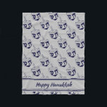 HAPPY HANUKKAH Dreidel Moderne SILVER GRAY Navy Fleecedecke<br><div class="desc">Modernes silbergraues FLEECE BLANKET zum Feiern von HANUKKAH. Silber graues und marinebrandiges Thema mit dem ganzen über Mitternacht blauen DREIDEL-Druck. Es gibt einen anpassbaren Platzhaltertext, der HAPPY HANUKKAH sagt, damit Sie mit Ihrem eigenen Gruß und/oder Namen (ähnlich lang) personalisieren können. Matching-Wohngestaltung und andere Artikel sind in der HANUKKAH Kollektion von...</div>