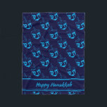 HAPPY HANUKKAH Dreidel NAVY CYAN Fleecedecke<br><div class="desc">Stilvolle Mitternachtsnacht blau CUBE POUF zum Feiern von HANUKKAH. Navy und cyan blauen Thema mit allen über cyan DREIDEL Print. Auf der Vorderseite befindet sich ein individualisierbarer Platzhalter-Text, der auf HAPPY HANUKKAH steht, damit Sie mit Ihrem eigenen Gruß und/oder Namen (ähnlich lang) personalisieren können. Matching-Wohngestaltung und andere Artikel sind in...</div>