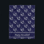 HAPPY HANUKKAH Dreidel NAVY GRAY Fleecedecke<br><div class="desc">Stilvolle Mitternachtsnacht blau CUBE POUF zum Feiern von HANUKKAH. Navy und silber graue Farbe Thema mit allen über silbergrauen DREIDEL Print. Es gibt einen anpassbaren Platzhaltertext, der HAPPY HANUKKAH sagt, damit Sie mit Ihrem eigenen Gruß und/oder Namen (ähnlich lang) personalisieren können. Matching-Wohngestaltung und andere Artikel sind in der HANUKKAH Kollektion...</div>