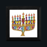 Happy Hanukkah Dreidels Menorah Erinnerungskiste<br><div class="desc">Sie sehen die Lee Hiller Design Collection. Bekleidung,  Geschenke & Sammlerstücke Lee Hiller Fotografie oder Digital Art Collection. Sie können ihre Naturfotografie unter http://HikeOurPlanet.com/ ansehen und ihrem Wanderblog im Hot Springs Nationalpark folgen.</div>