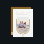 Happy Hanukkah Elegante Golden Menorah Foto Arch Feiertagskarte<br><div class="desc">glücklich Hanukkah, senden Sie Ihre Hanukkah Wünsche an Ihre Familie und Freunde mit unserer schönen und eleganten personalisierbaren Fotokarte. Unser Design zeichnet sich durch unsere wunderschöne handgezeichnet Menorah-Kerze und Blatt-Elemente in Imitat Gold, die die Kanten des Foto-Familienbogen verzieren. "Happy Hanukkah" ist in einem schönen und eleganten, handgeschriebenen Schriftart geschrieben. Passen...</div>