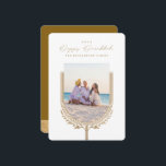 Happy Hanukkah Elegante Golden Menorah Foto Arch Feiertagskarte<br><div class="desc">glücklich Hanukkah, senden Sie Ihre Hanukkah Wünsche an Ihre Familie und Freunde mit unserer schönen und eleganten personalisierbaren Fotokarte. Unser Design zeichnet sich durch unsere wunderschöne handgezeichnet Menorah-Kerze und Blatt-Elemente in Imitat Gold, die die Kanten des Foto-Familienbogen verzieren. "Happy Hanukkah" ist in einem schönen und eleganten, handgeschriebenen Schriftart geschrieben. Passen...</div>