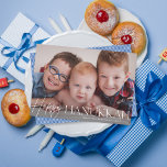 Happy Hanukkah Elegante Script Holiday Foto Card Feiertagskarte<br><div class="desc">Diese elegante und dennoch moderne Hanukkah-Fotokarte besticht durch eine elegante weiße Typografie über einem bleichenden Single, einem horizontalen Foto. Der Gruß auf der Vorderseite sagt "Happy Hanukkah". Dieses Design bietet einen Single, ein horizontales Foto auf der Vorderseite der Karte. Auf der Rückseite finden Sie ein einfaches blau-weiß diagonales Streifen Muster,...</div>